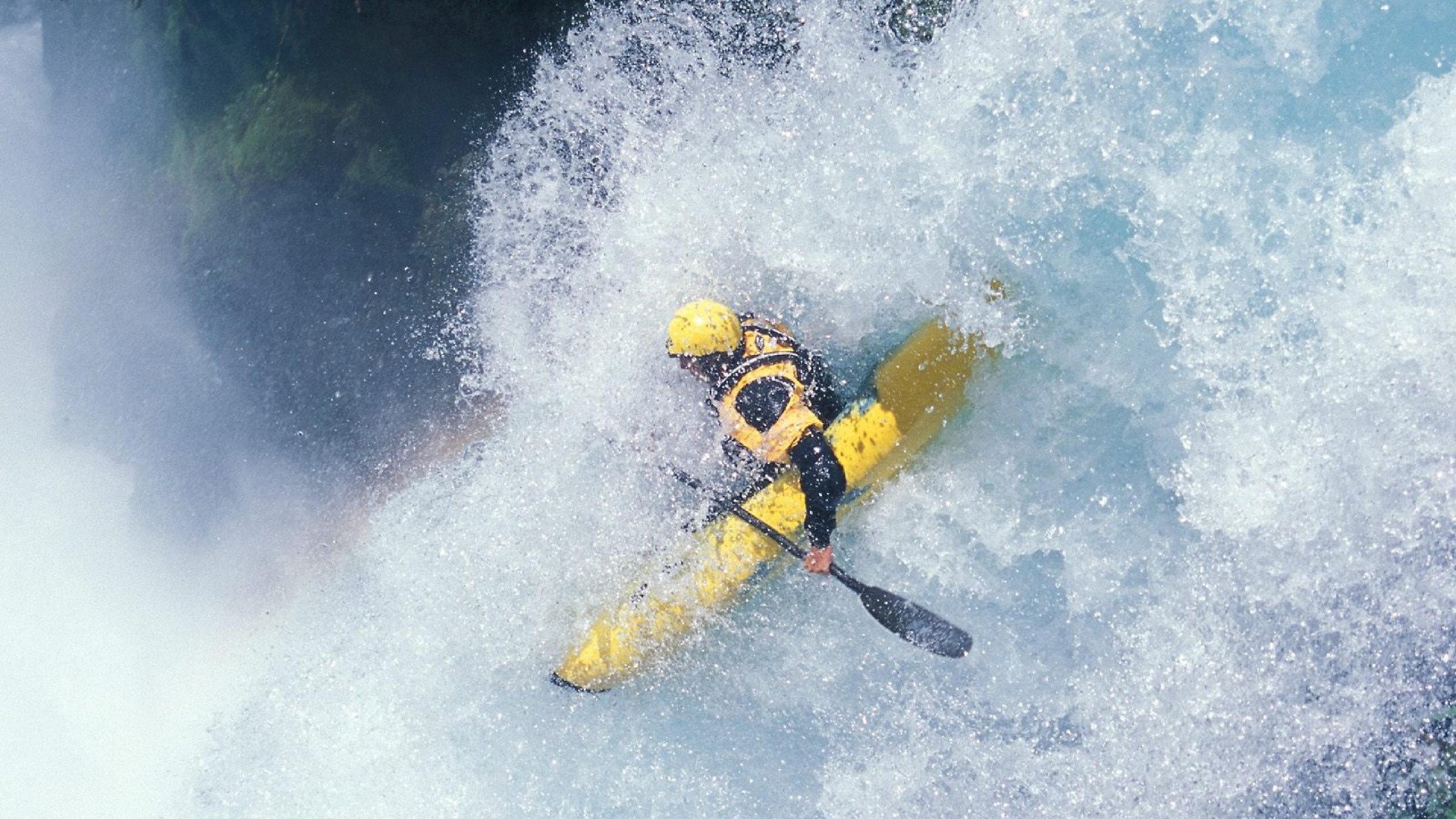 世界青少年攀岩锦标赛激烈拼搏彰显青春力量，青少年攀岩速度赛